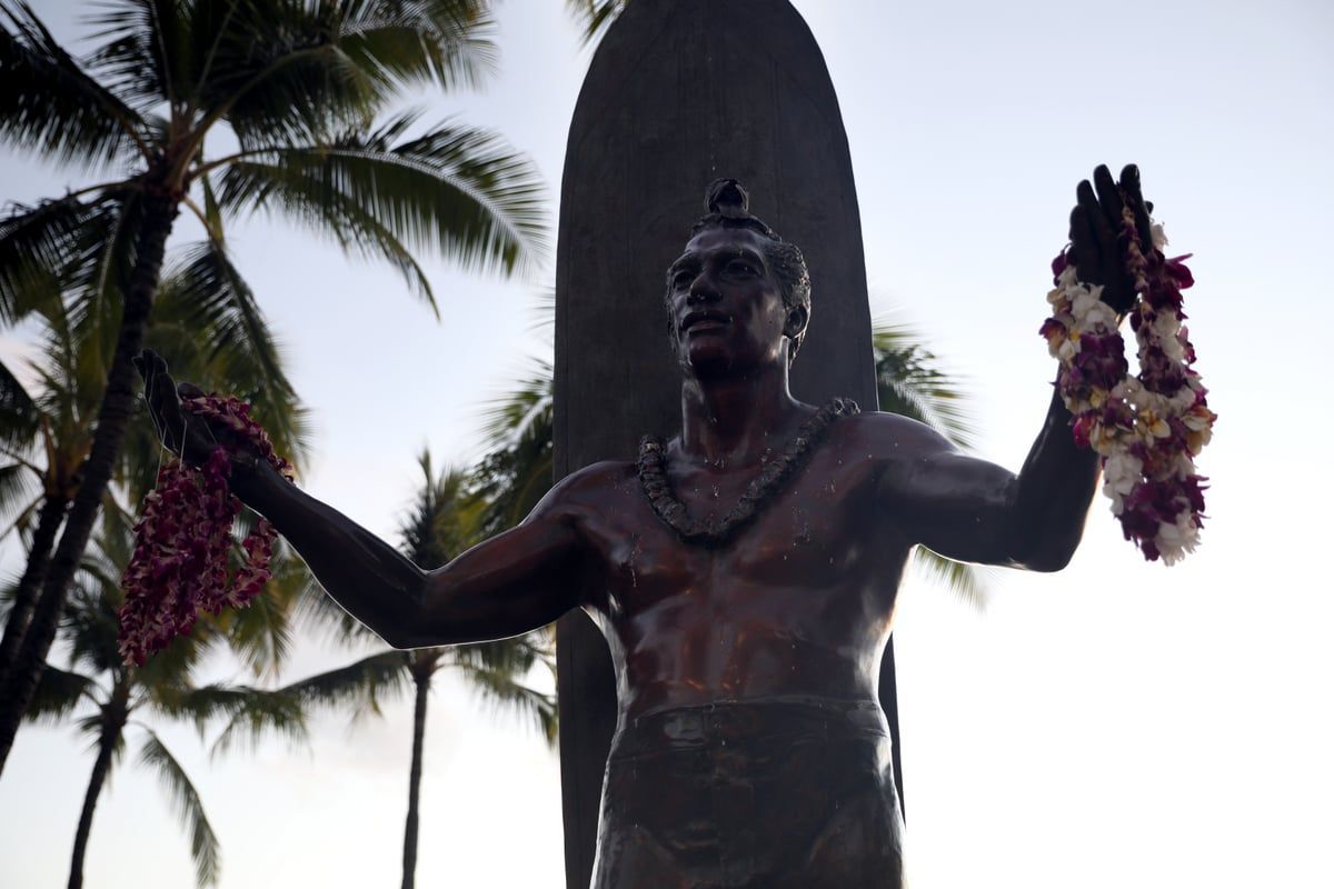 Waikiki Beach and Duke Kahanamoku Statue in Honolulu