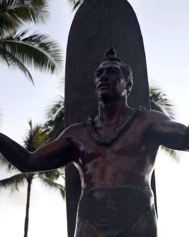 Waikiki Beach and Duke Kahanamoku Statue in Honolulu